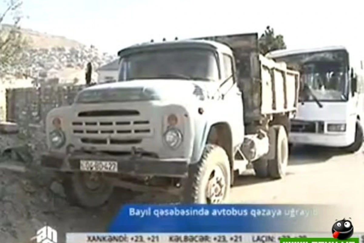 В Баку пассажирский автобус врезался в «ЗиЛ» [видео]