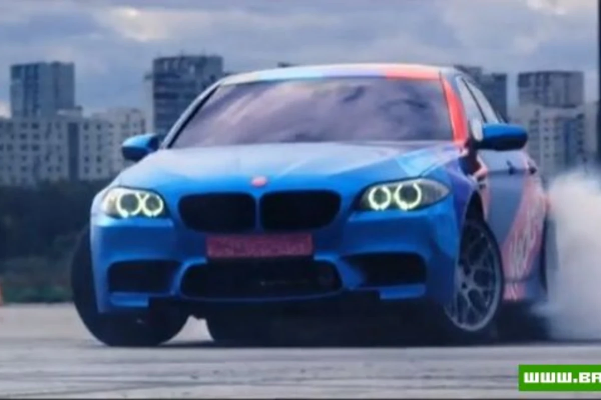 BMW рисует восьмерку