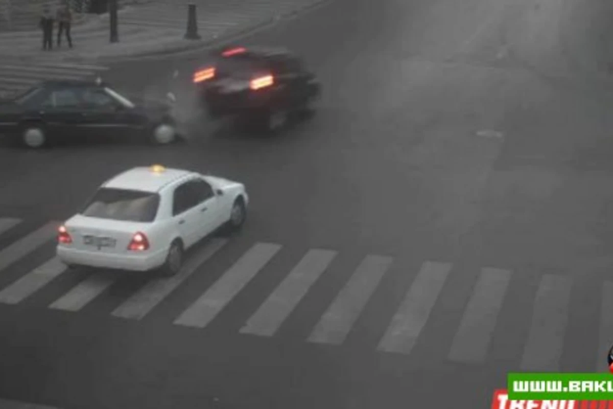 Внедорожник протаранил легковушку: жуткие кадры ДТП в Баку [видео]