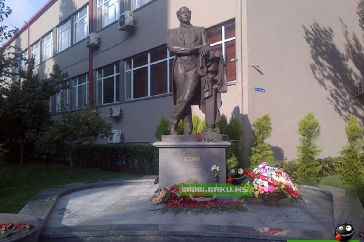 В Баку поставлен памятник Бюль Бюлю