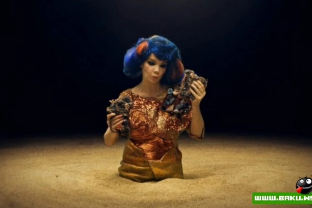 Новый видеоклип Бьорк (Bjork) на трек «Mutual Core»