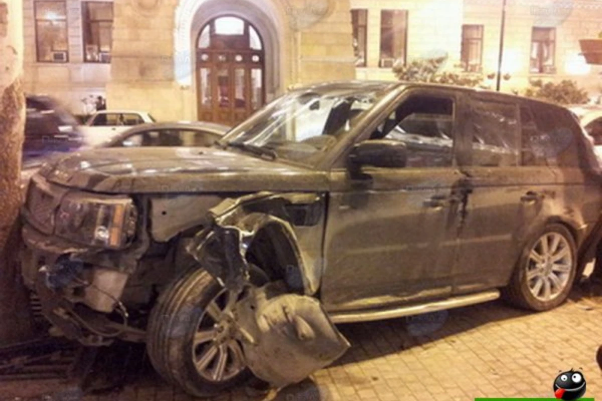 В центре Баку тяжелое ДТП: Range Rover сбил женщину и врезался в дерево