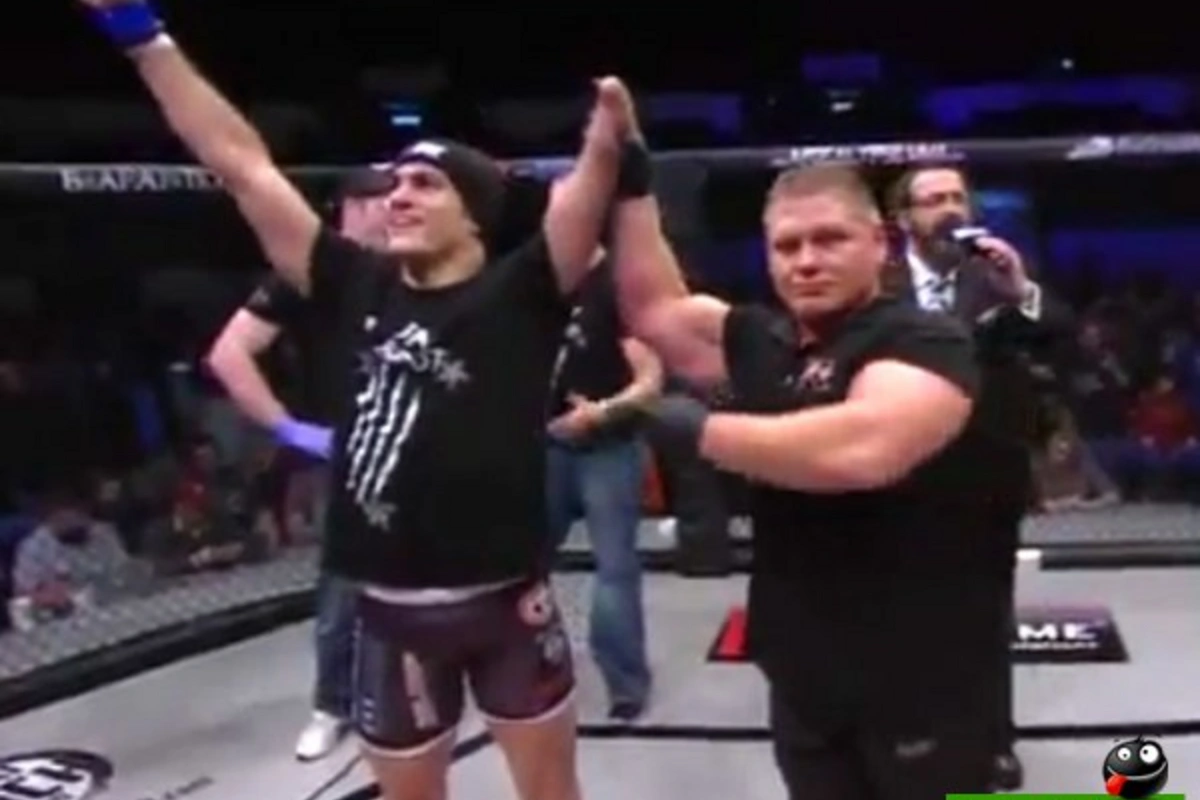 Однорукий боец из США завоевал пояс чемпиона ММА [видео]