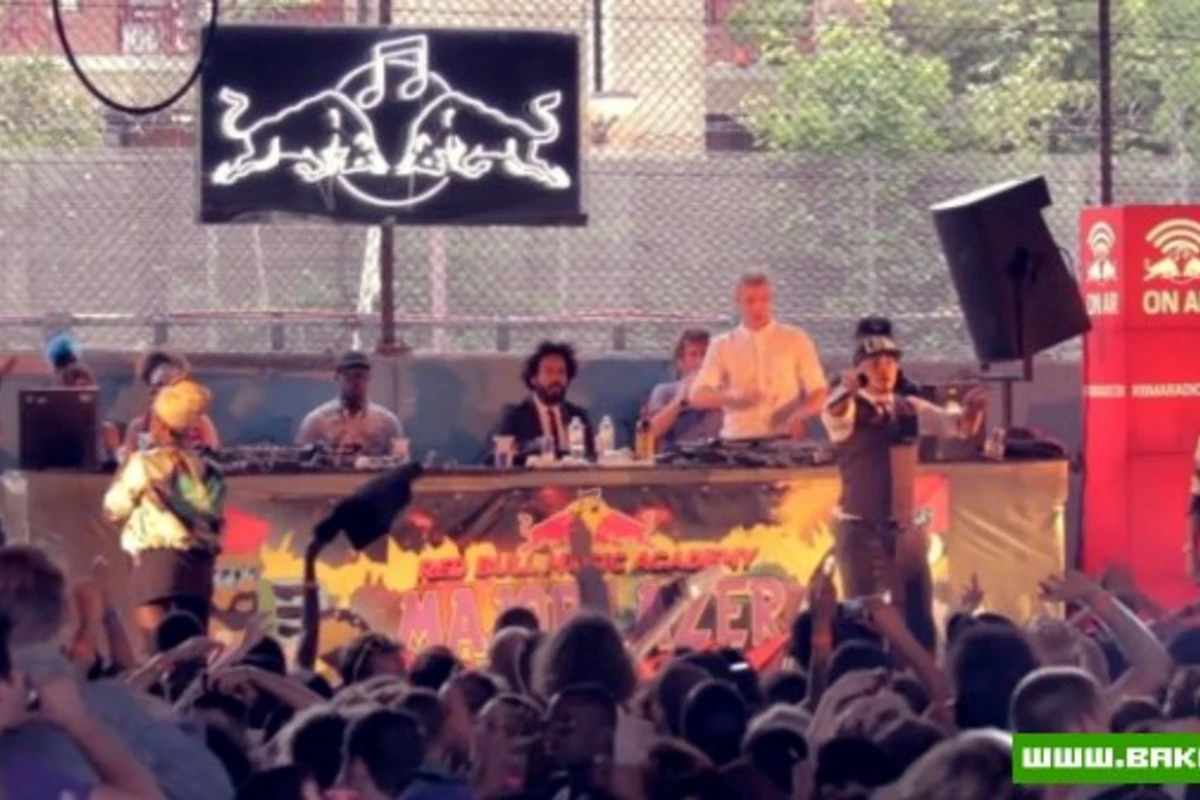 Безумие в стиле дабстеп-рэгги от проекта «Major Lazer» в клипе «Jah No Partial»