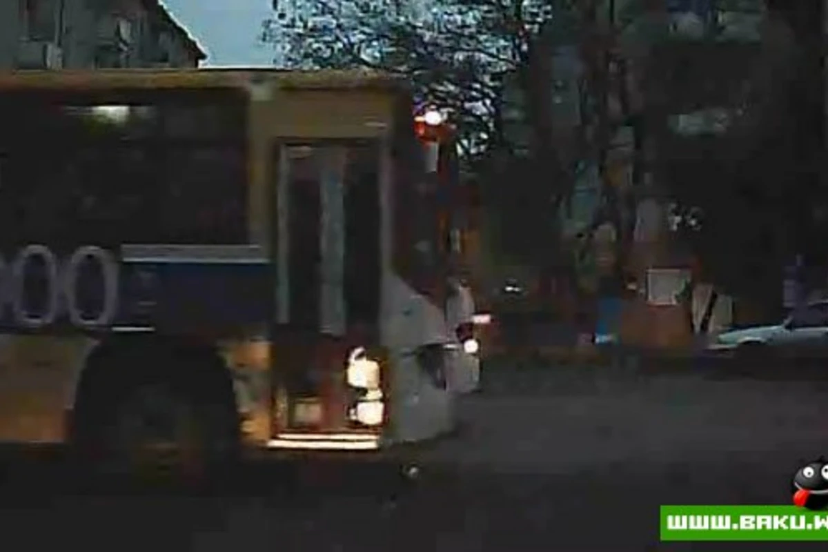 Как водитель бакинского автобуса жертвует пассажирами [видео]