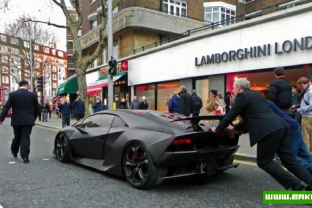 Как первую Lamborghini Sesto Elemento закатывали в лондонский шоу-рум [видео]