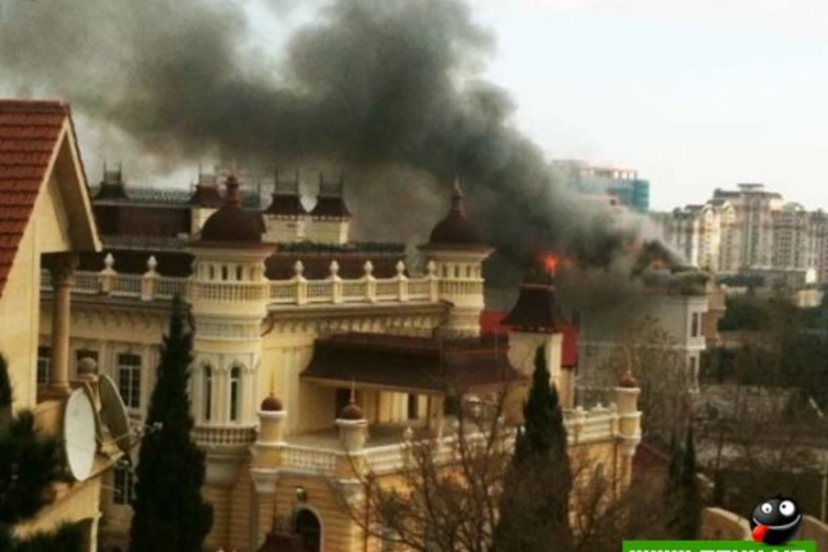 В Баку рядом с отелем Европа горит дом