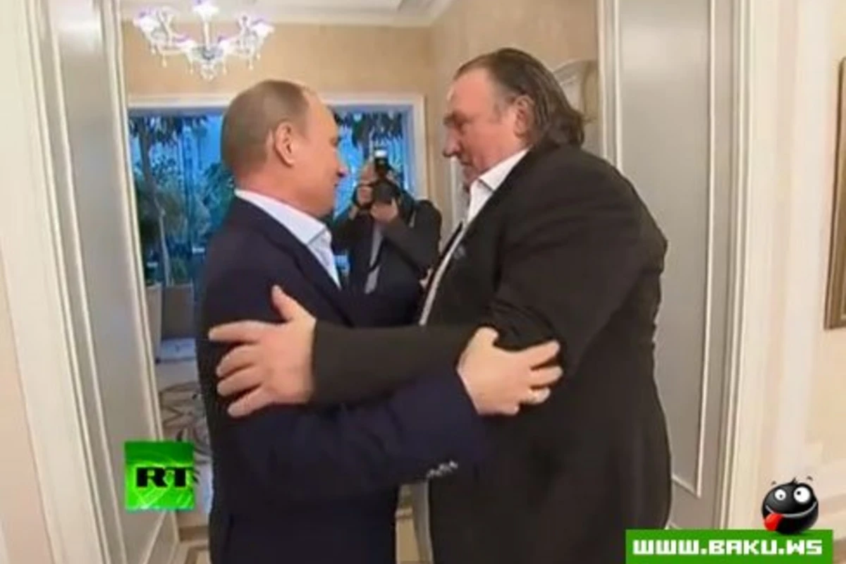 Путин вручил Депардье российский паспорт [видео]