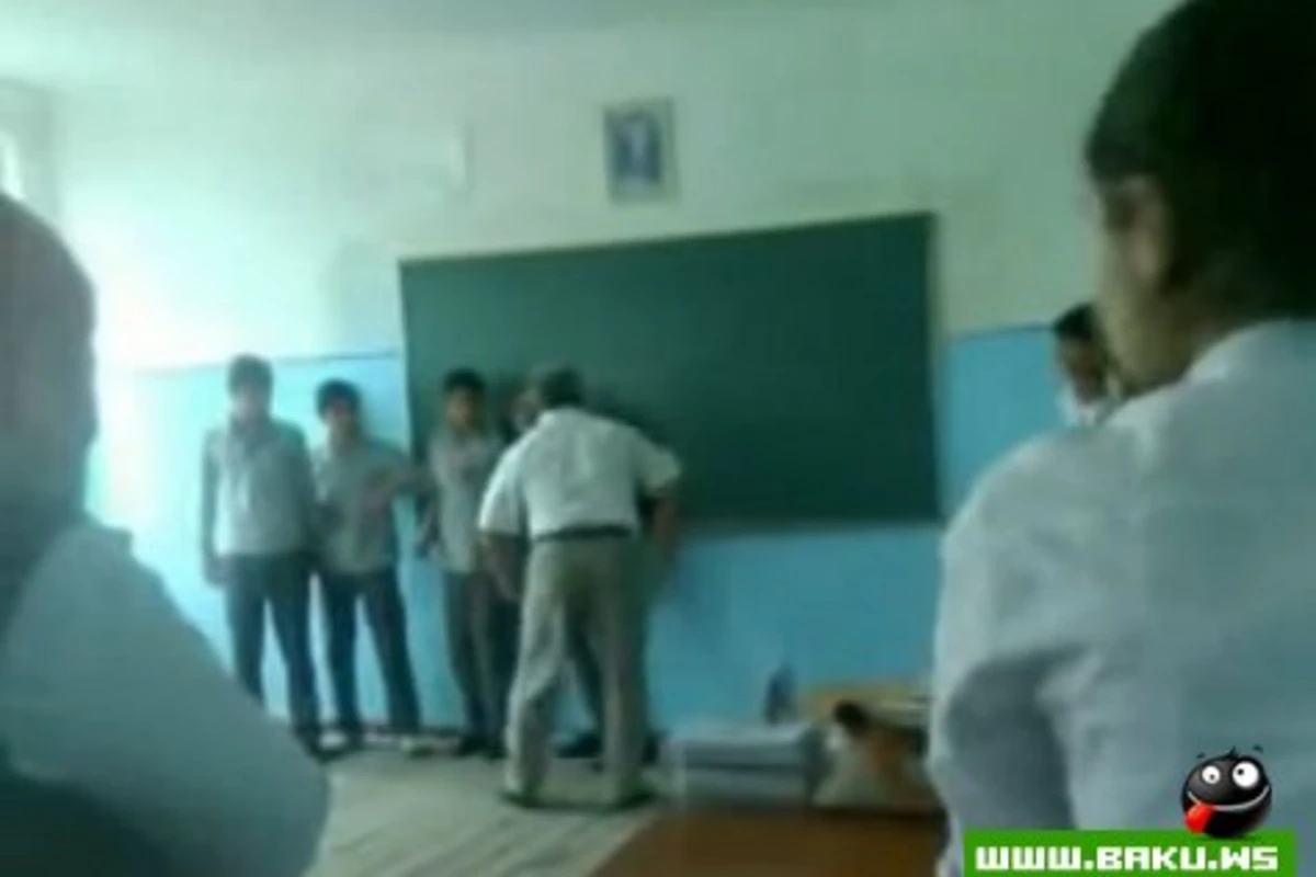 В Сумгаите учитель избивает учеников [видео]
