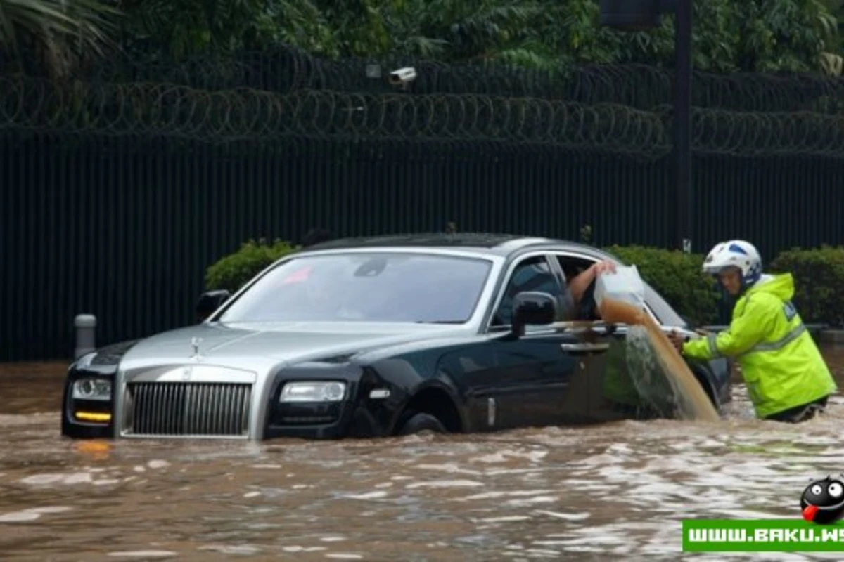 Rolls-Royce Ghost: лицом к лицу с наводнением в Индонезии [фото]