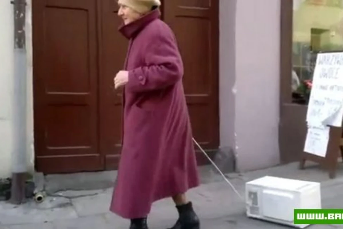 Бабушка выгуливает микроволновку [видео]