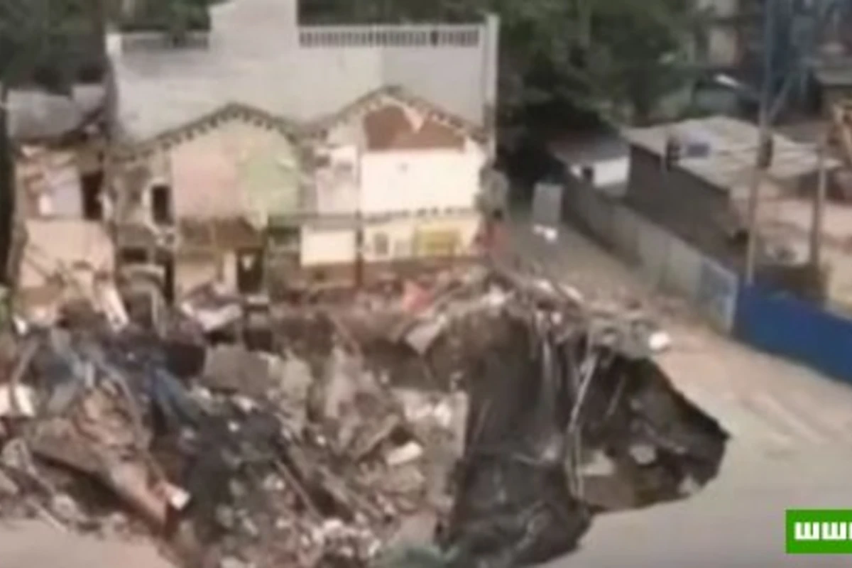 В Китае четыре дома провалились в метро [видео]
