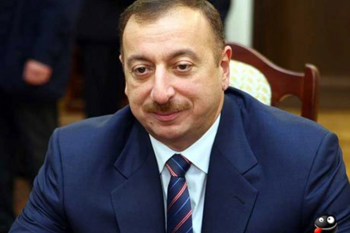 Акрам Айлисли лишен президентской пенсии и звания Народного писателя