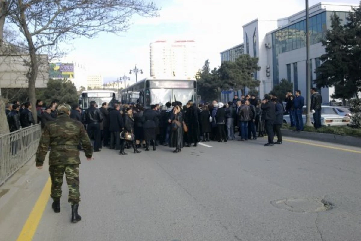 В Баку вынужденные переселенцы попытались перекрыть дорогу