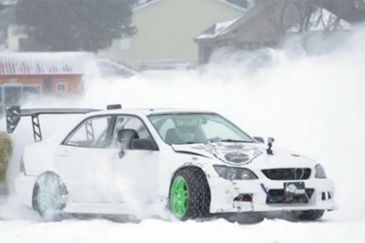 Езда по замершему озеру на Lexus IS (видео)