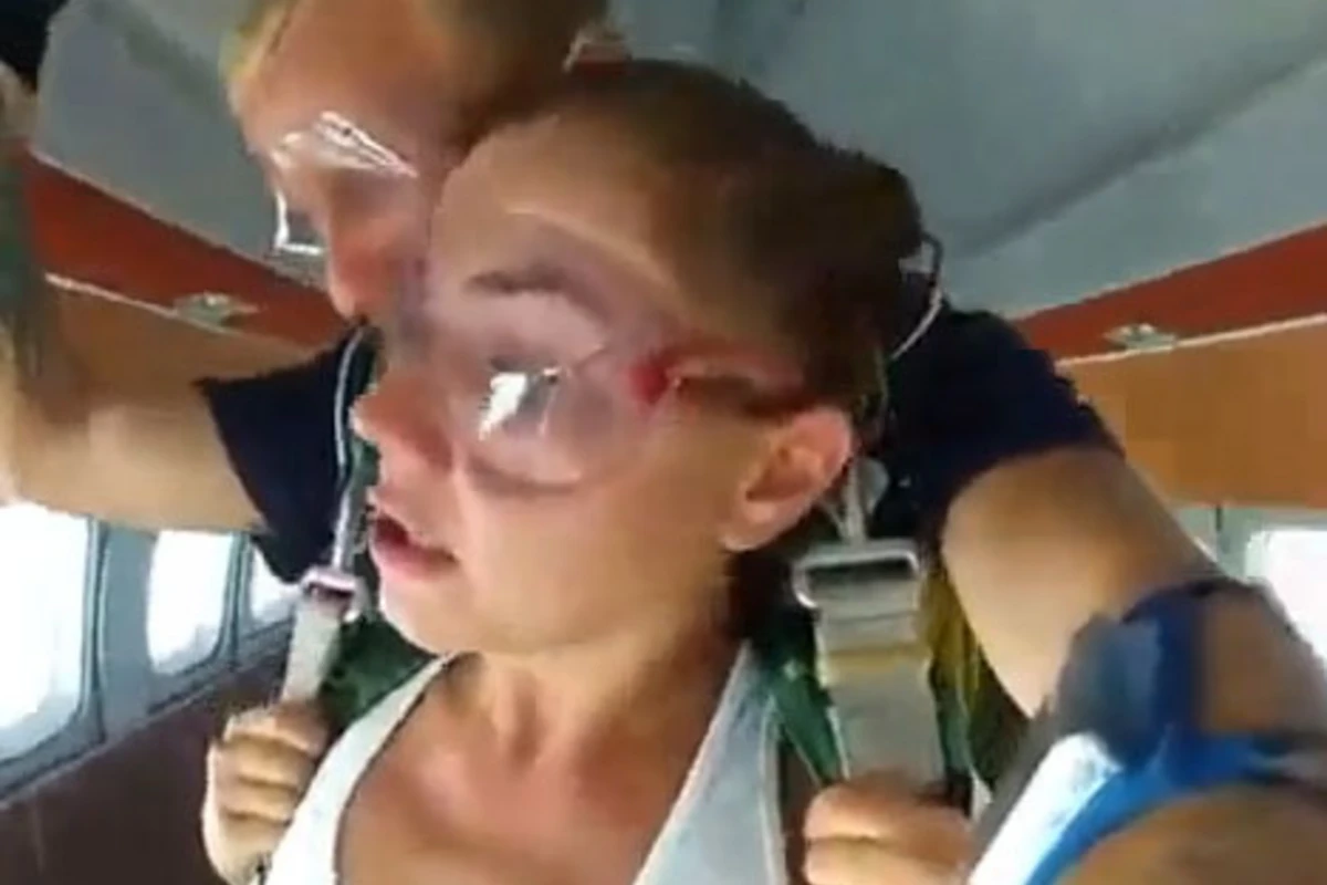 Девушка прыгает с парашютом (видео)