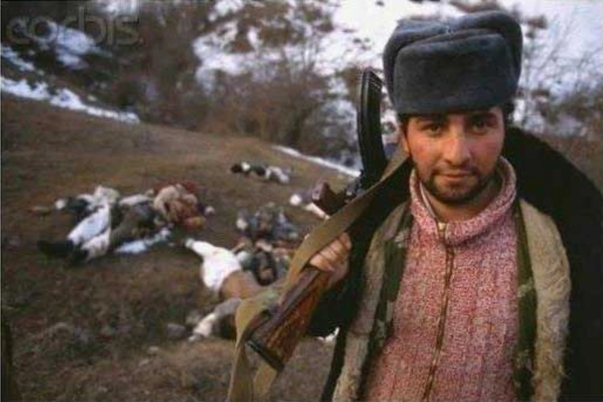 Bu erməni Xocalıda insanları öldürüb onlarla şəkil çəkdirdi