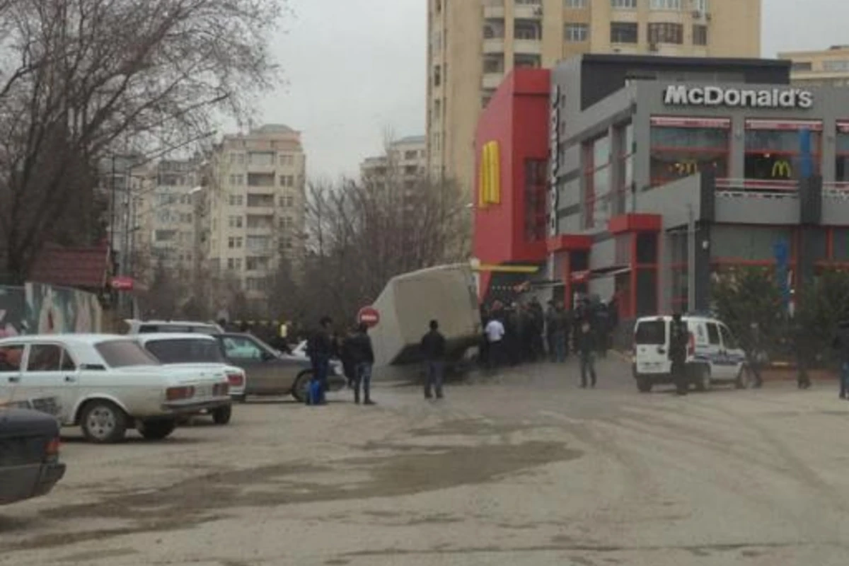 В Баку перевернулся пассажирский автобус