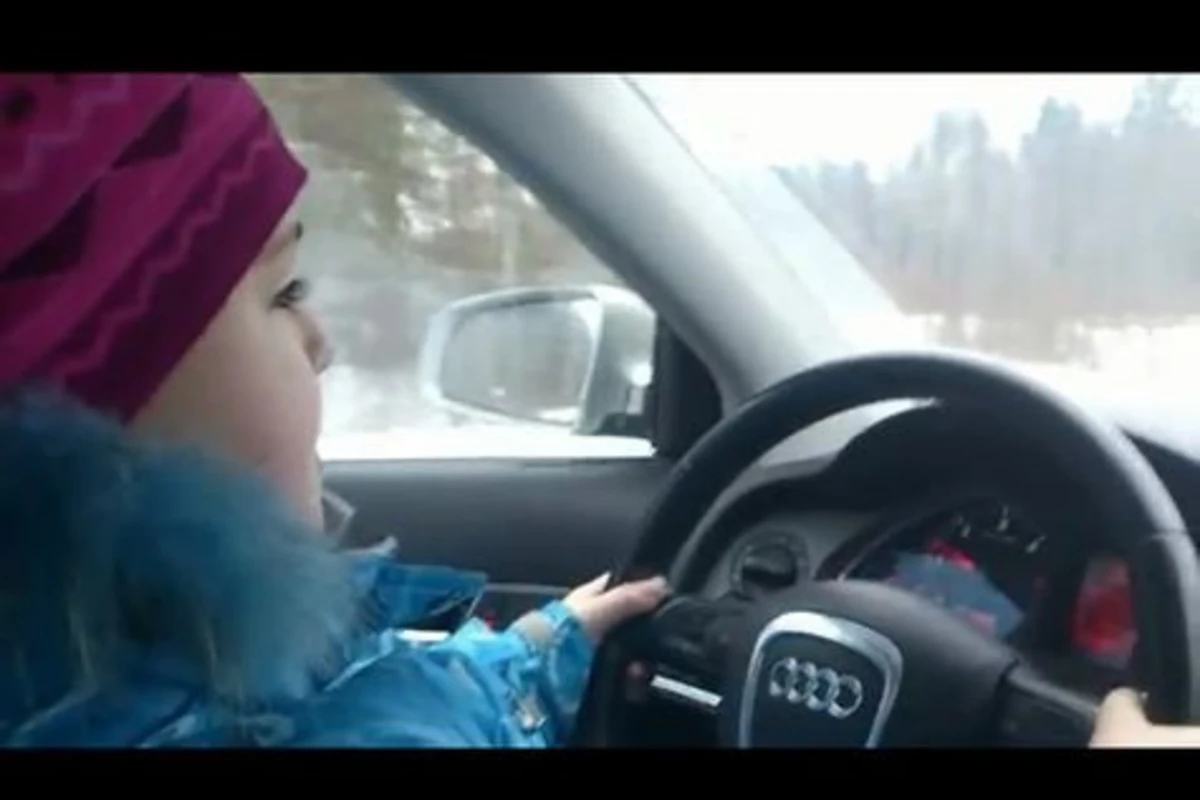 Восьмилетняя девочка за рулем (видео)
