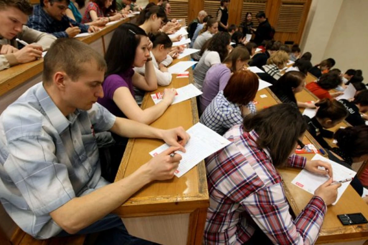 В Азербайджане дети-сироты будут получать высшее образование бесплатно