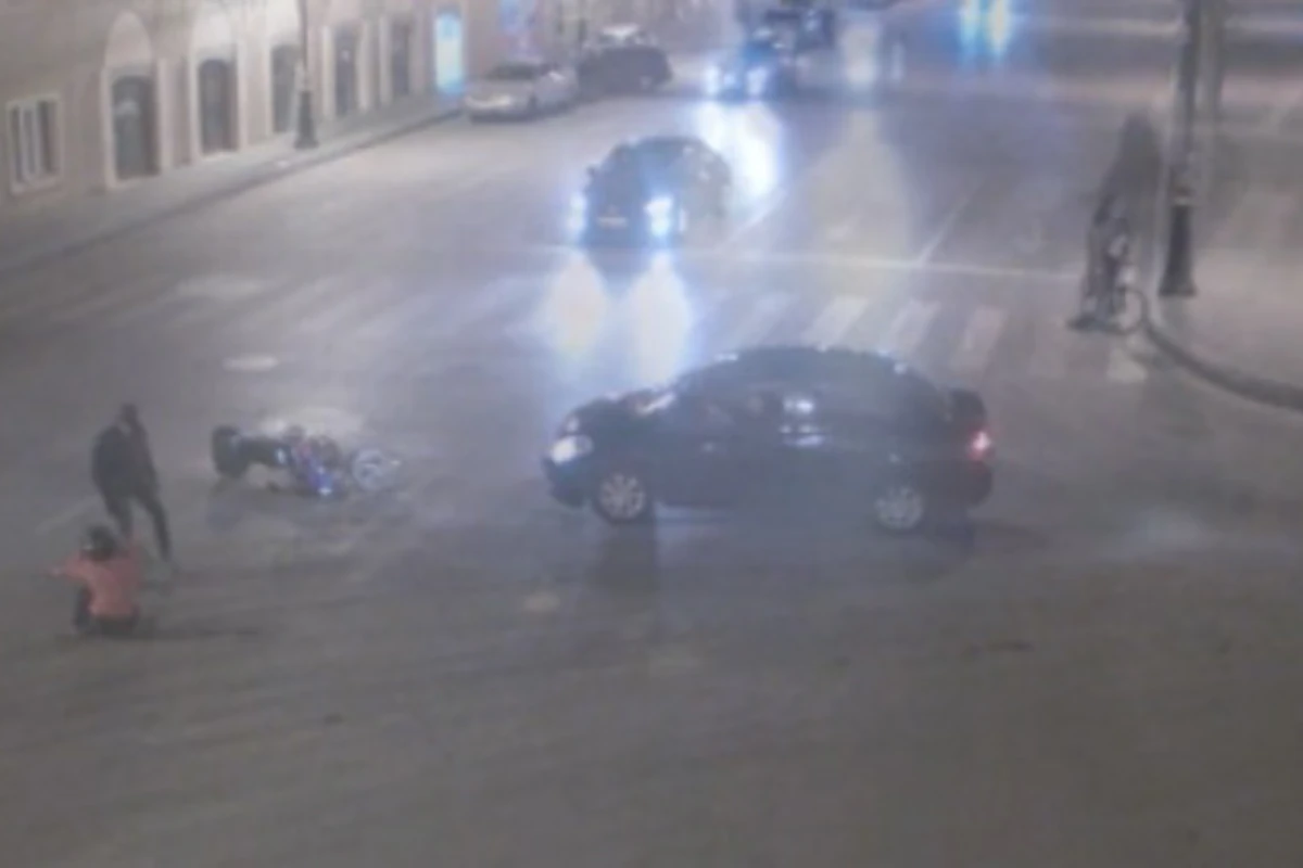 В Баку автомобиль протаранил мотоцикл (видео)