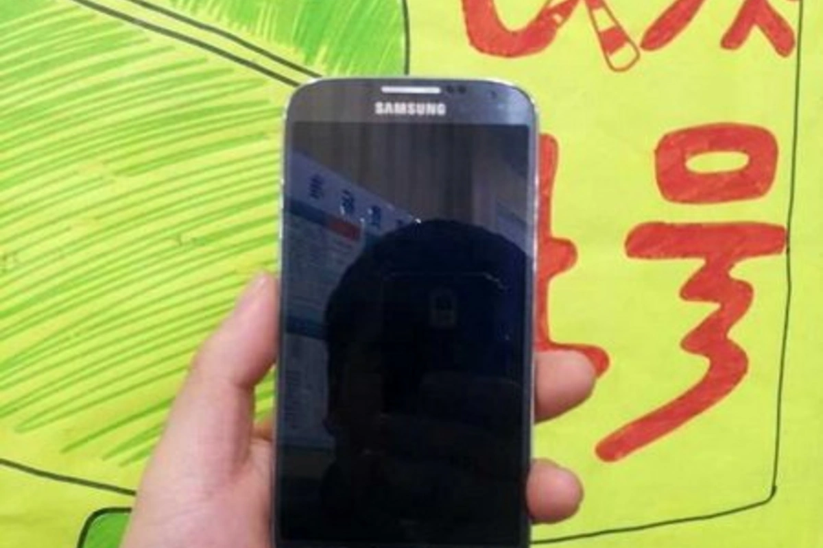 Первые снимки смартфона Samsung Galaxy S4