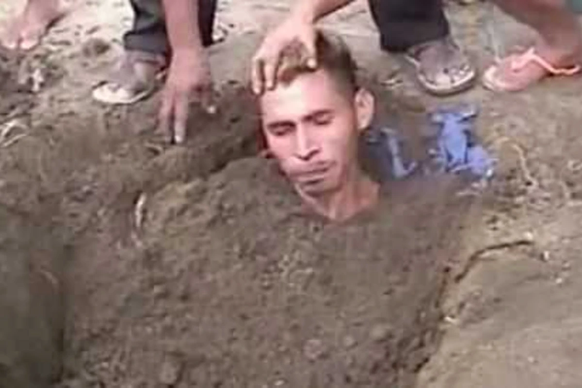 В парня 4 раза подряд ударила молния (видео)
