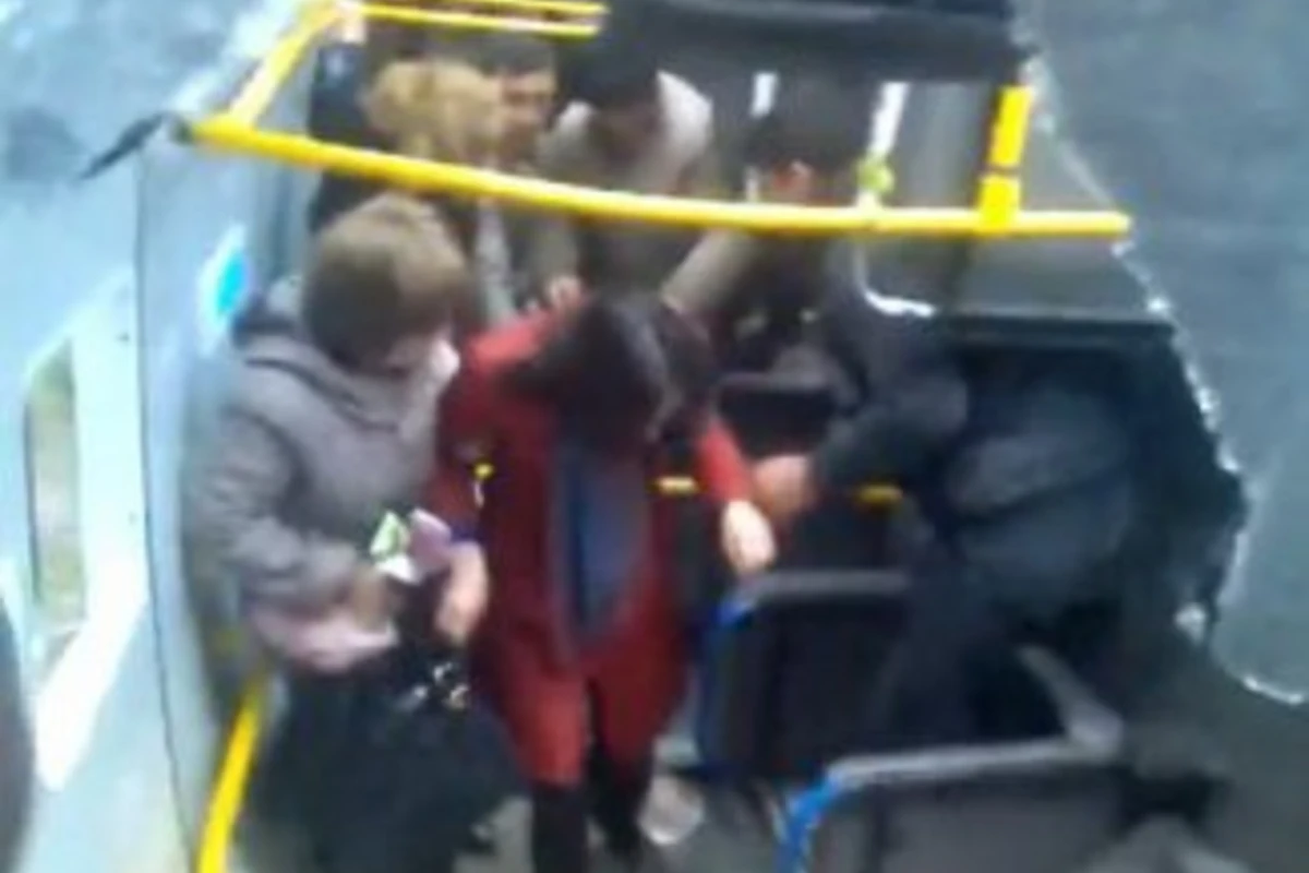 В Баку водитель перевернул автобус, есть пострадавшие (видео)