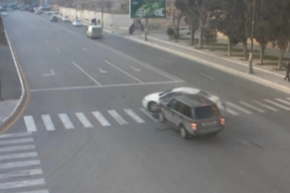 В Баку Range Rover на высокой скорости протаранил седан (видео)