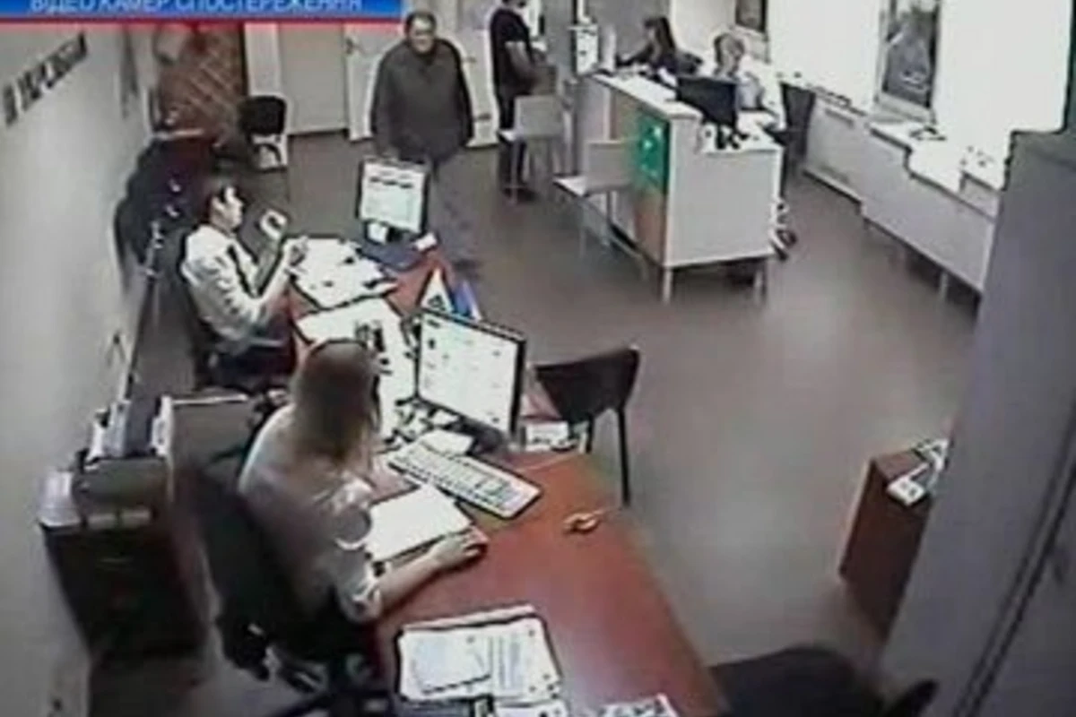 Мужчина ограбил банк и раздал деньги прохожим (видео)