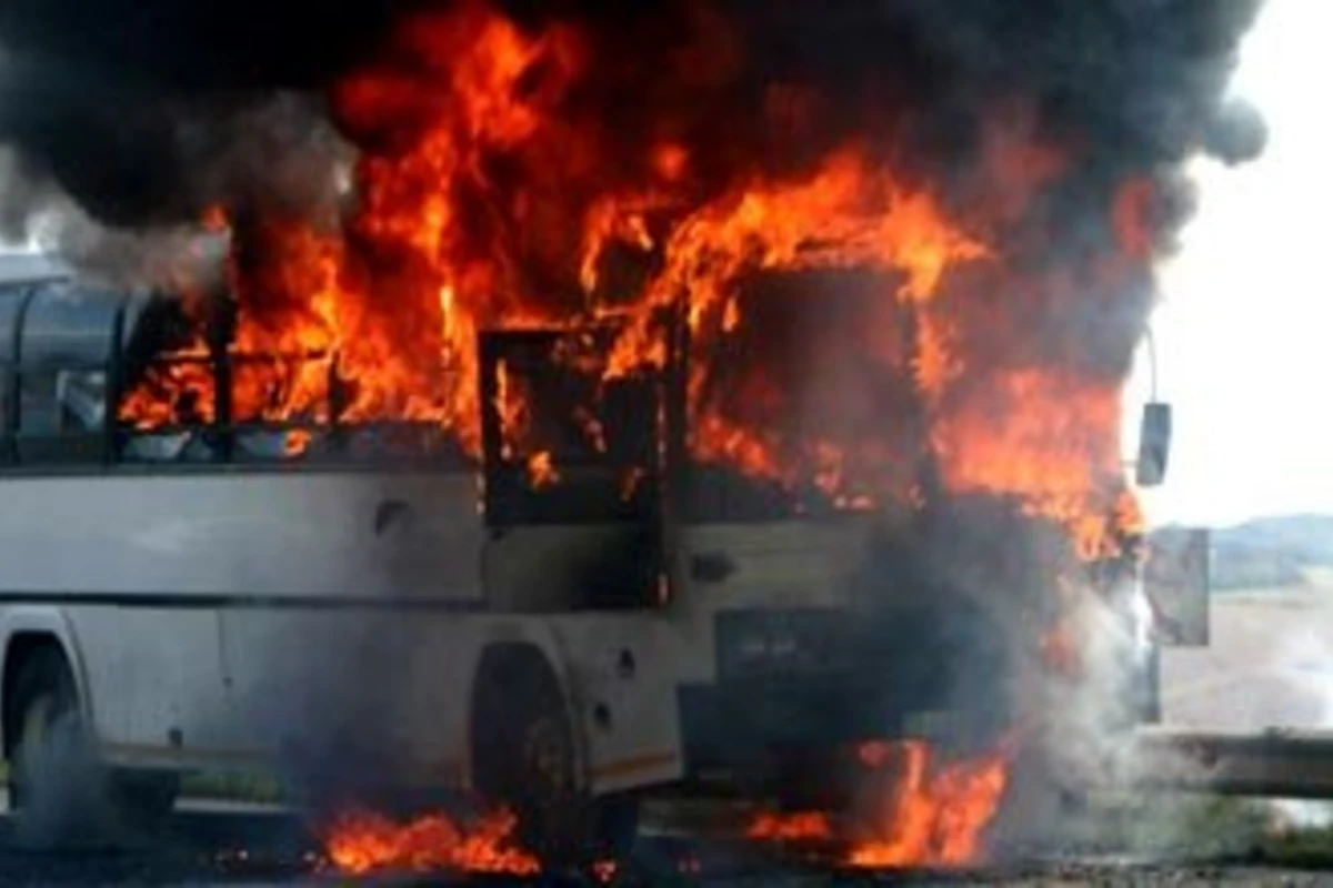 В Баку произошло возгорание пассажирского автобуса