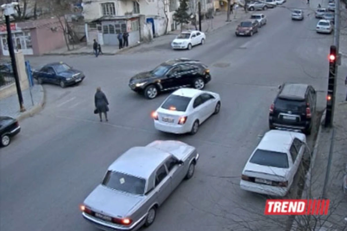 В Баку женщина-водитель совершила ДТП, чтобы не сбить пешехода (видео)