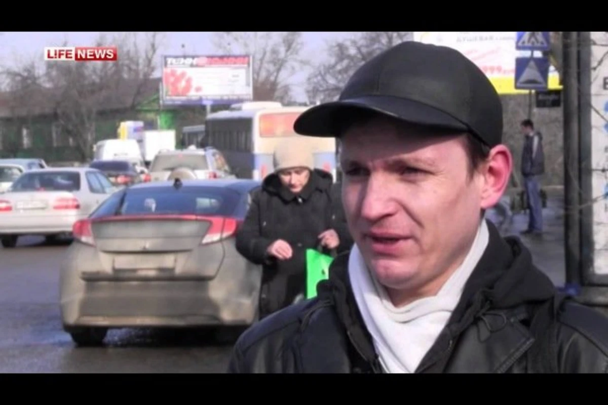 Мужчина 2 месяца ждет свою любовь на остановке (видео)