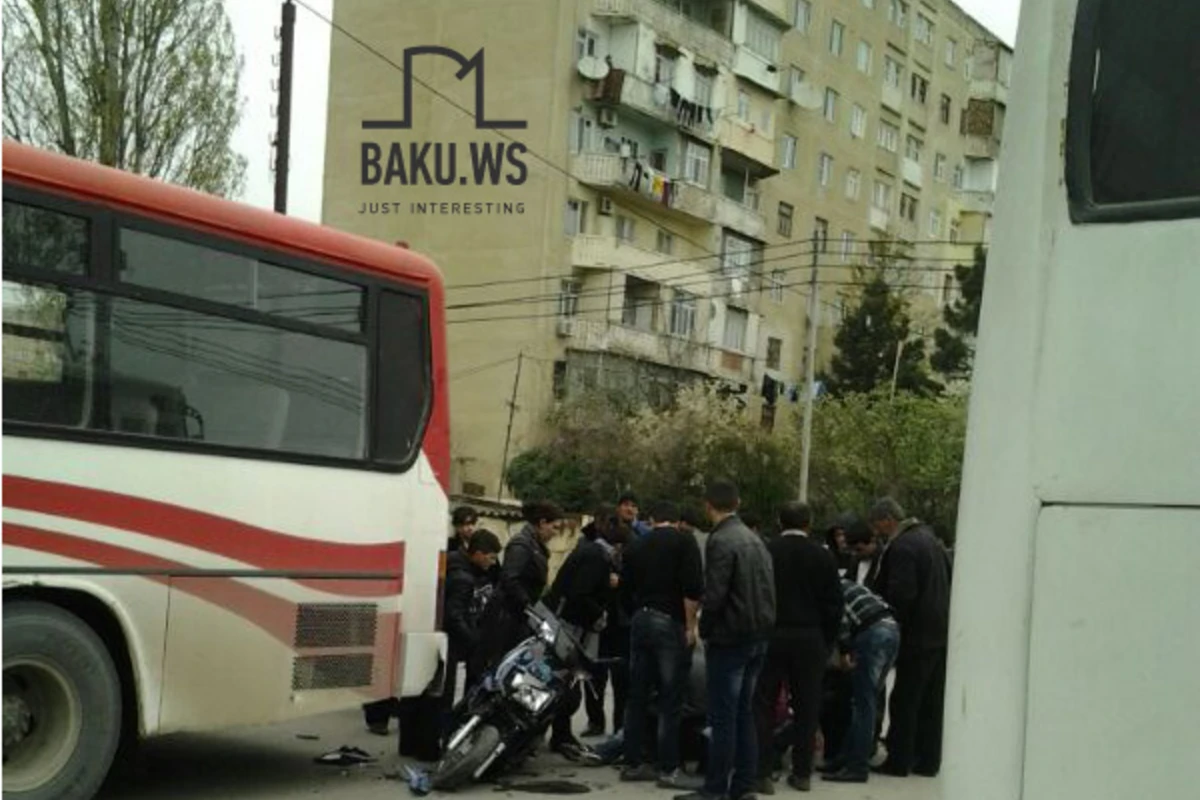 В Баку мотоцикл врезался в автобус