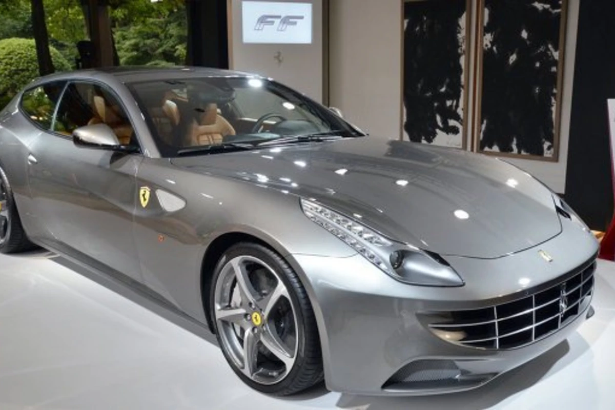 Спортивная Ferrari пополнила автопарк полиции Дубая