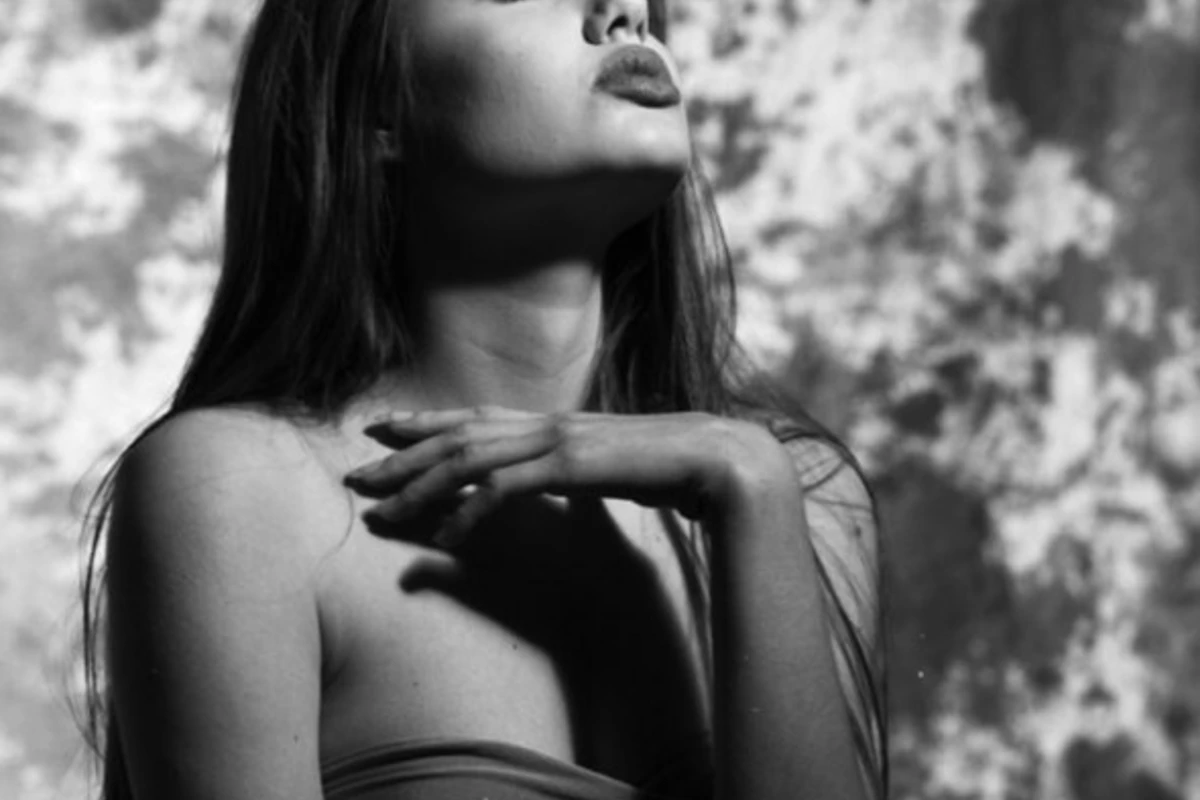 Жас жігіт өзінің сиқырлы бейнесін жұлқылайды