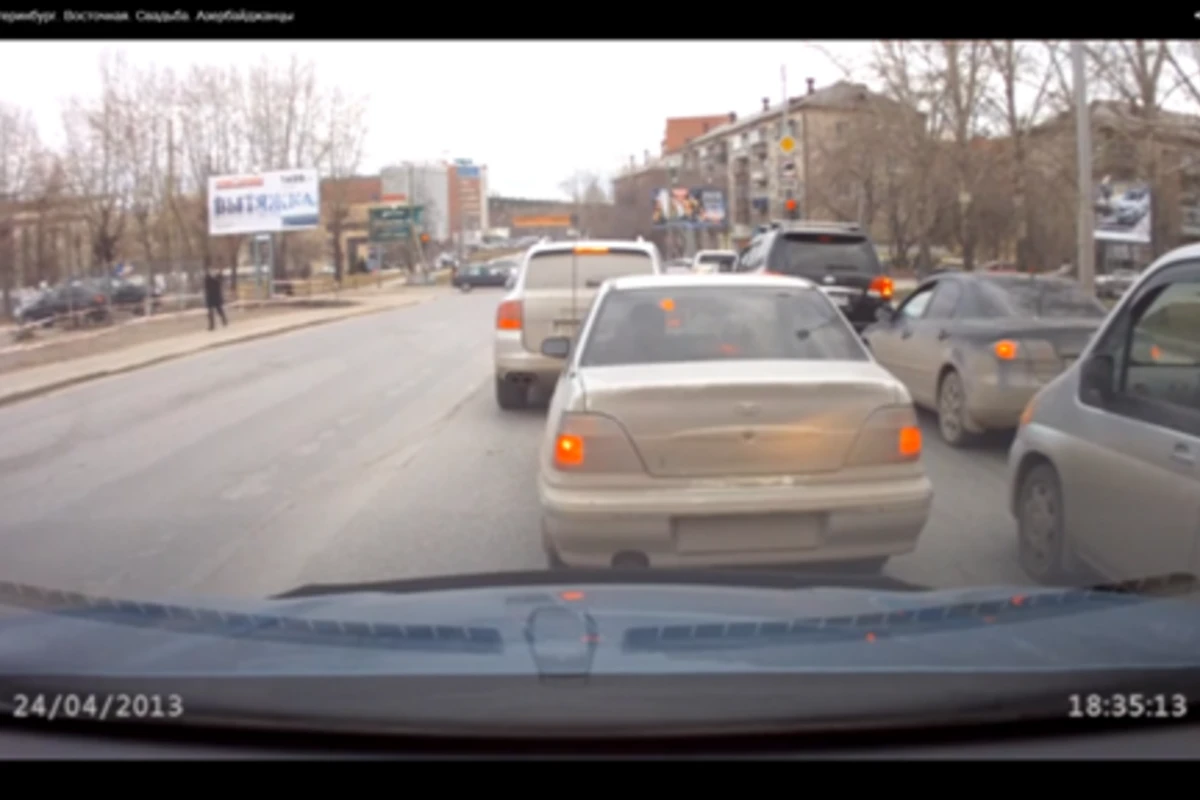 Привычное поведение азербайджанцев на дорогах возмутило русских (видео)