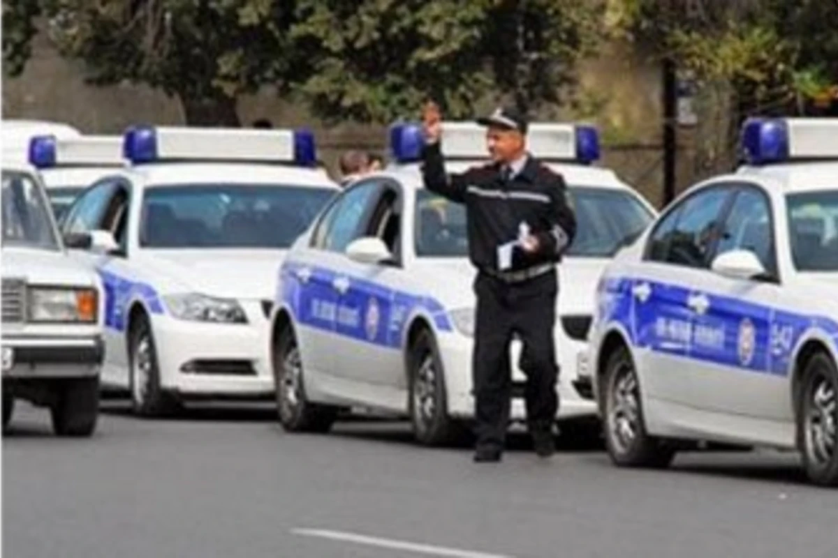 В Баку автомобилист сбил полицейского