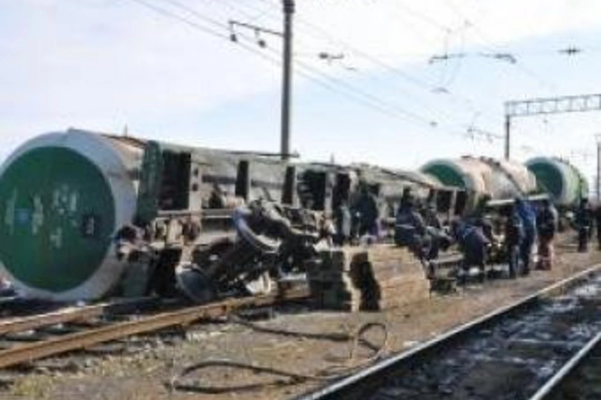 В Баку пассажирский поезд столкнулся с грузовиком, есть пострадавшие - Обновлено