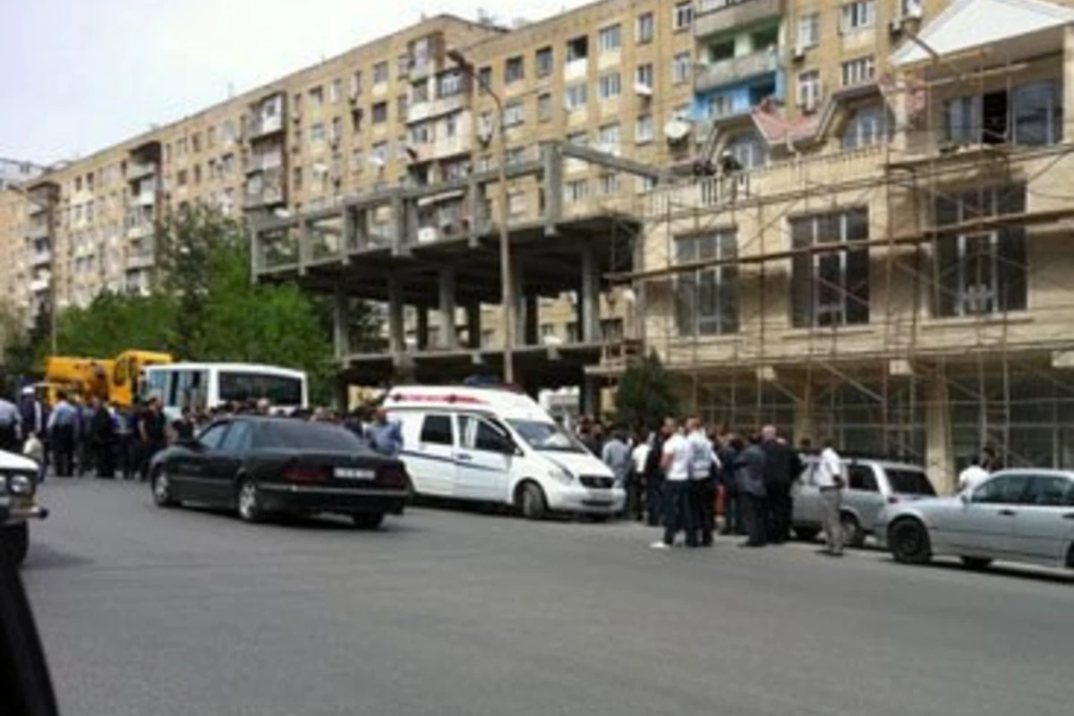 Бакинский автобус врезался в кран