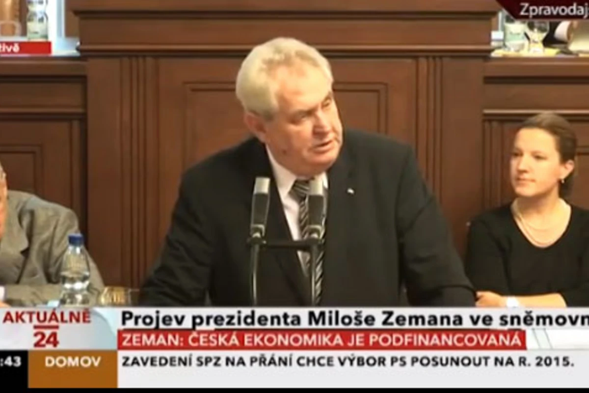Глава МИД Чехии уснул во время выступления президента (видео)