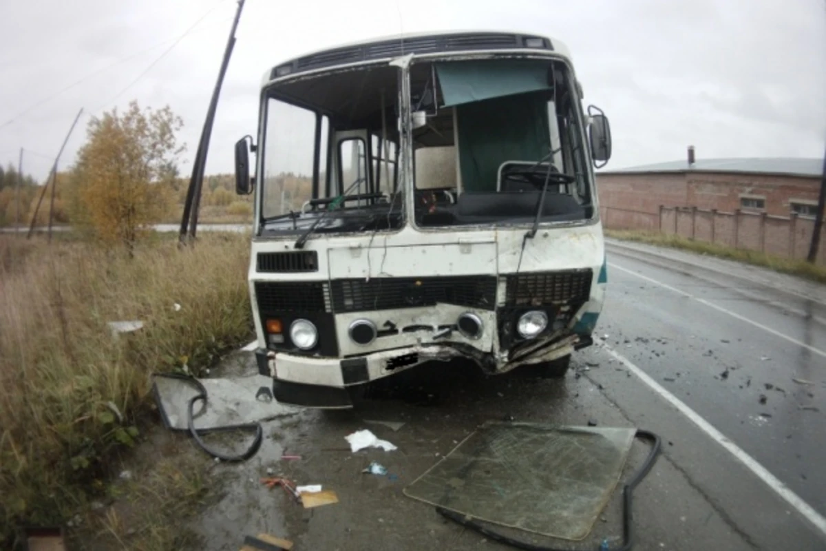 В Баку в результате ДТП с участием автобуса и легкового автомобиля есть погибшие