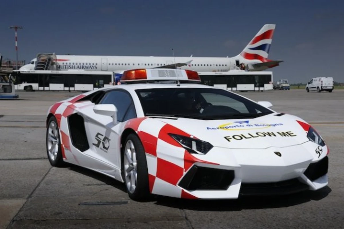 Суперкар Lamborghini Aventador на службе аэропорта Болоньи