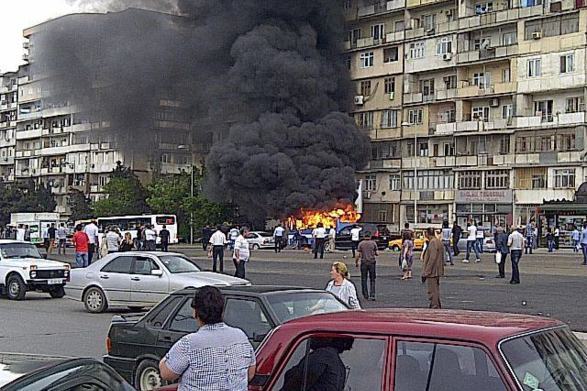 В Баку горит автобус