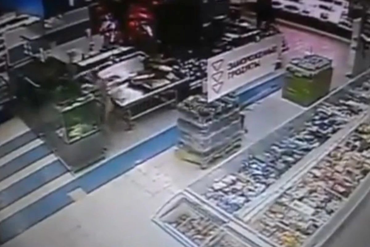 Покупатель супермаркета прыгнул аквариум с живой рыбой (видео)