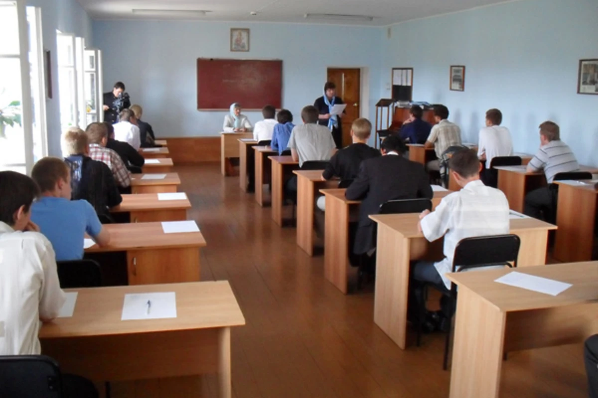 Экзамены в школах предлагают перенести