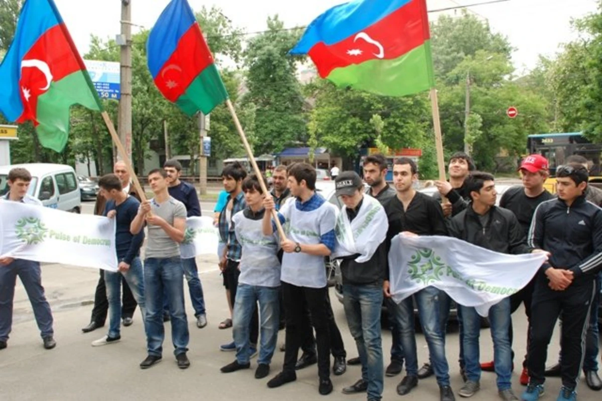 Азербайджанцы вышли на акцию протеста в Киеве