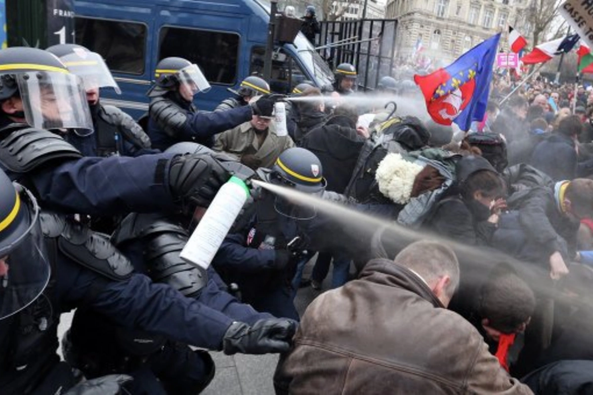 В Париже мирная акция против однополых браков закончилась экстремисткими беспорядками
