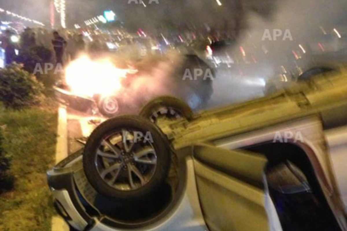 При тяжелом ДТП в Баку сгорели два автомобиля (видео)