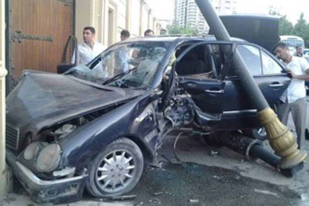 В Баку автомобиль врезался в фонарный столб